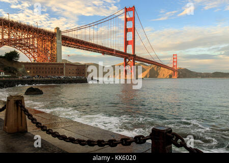 Golden Gate Bridge und Maschendrahtzaun. Stockfoto