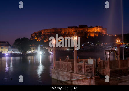 Mehrangarh Fort von Jodhpur, Rajasthan, Indien in der Dämmerung Stockfoto