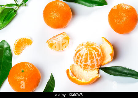 Reife orange Tangerine (Mandarin) mit Blättern close-up auf den weißen Hintergrund. Stockfoto