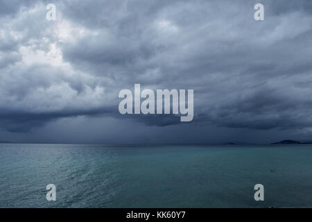 Dark sky bei stürmischem Wetter mit riesigen schweren Wolken über dem Meer Stockfoto