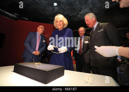 Der Prinz von Wales betrachtet ein Aquarell gescannt und an der Potteries Museum digitalisiert in Stoke-on-Trent. Stockfoto