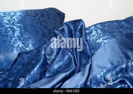 Morgen Sleeper Bett, Nahaufnahme, whit elegante Satin blau Blätter Stockfoto