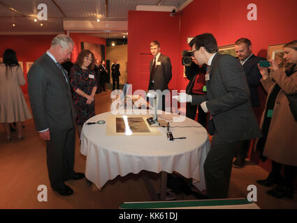 Der Prinz von Wales betrachtet ein Aquarell gescannt und an der Potteries Museum digitalisiert in Stoke-on-Trent. Stockfoto