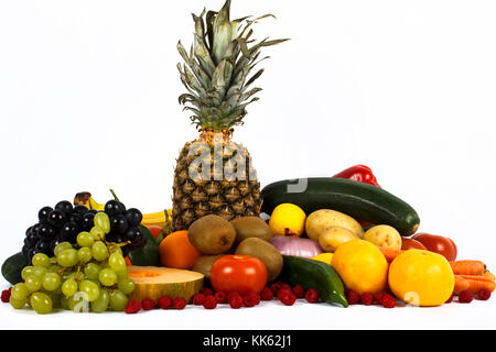 Mehrfarbige Gemüse und Obst auf weißem Hintergrund. Stockfoto