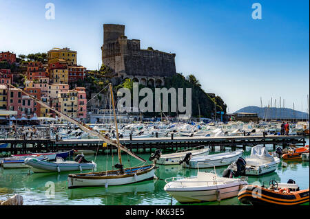 Europa. Italien. Ligurien. Golf der Dichter. Lerici. Der Yachthafen und die Burg, eine ehemalige militärische Festung aus dem 12. Jahrhundert Stockfoto