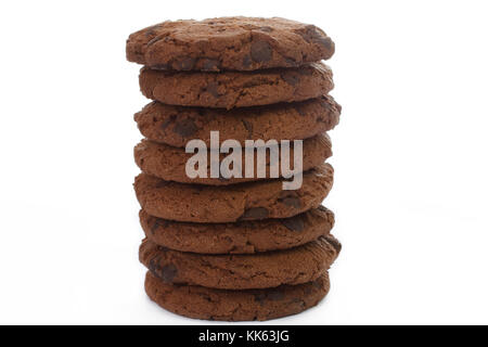 Stapel der Chocolate Chip Cookies auf weißem Hintergrund. Stockfoto