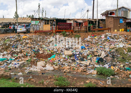 Ein Haufen Müll liegt außerhalb der kleinen Hütte Gebäude in Githogoro Slum verworfen, Kenia, Ostafrika Stockfoto