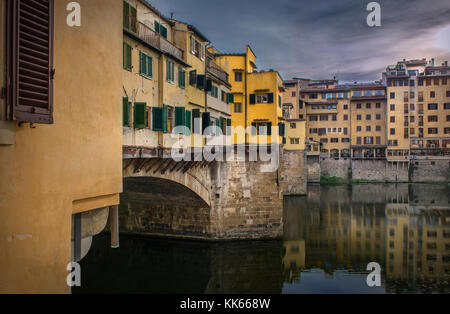 Brücke Ponte Vecchio Nahaufnahme, blau und gelb Kontrast Stockfoto