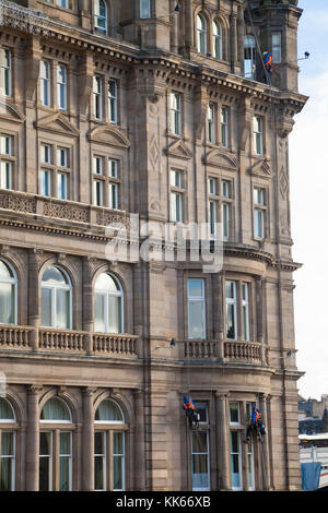 Fensterputzer abseilen auf der Balmoral Hotel Fenster geputzt. Stockfoto