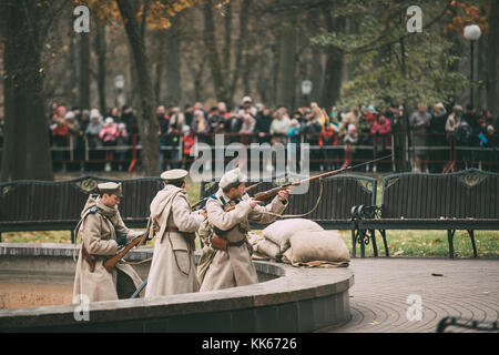 Gomel, Belarus - November 26, 2017: Feier für das Jahrhundert der Oktoberrevolution. reenactors in Form von weißen guard Soldaten der kaiserlichen Rus Stockfoto