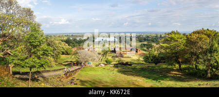 Anbetung Pavillon Ruinen: Norden und Süden Palace, Nandi, Pavillon und Baray, vor - längst vergangene angkorianische Khmer Hindu Tempel Landschaft von Wat Phou, Champasak, Laos Stockfoto