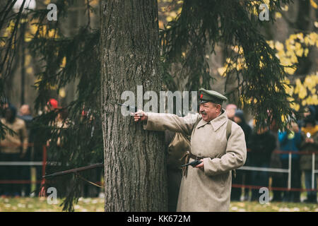 Gomel, Belarus - November 26, 2017: reenactor in Form des revolutionären Soldaten schießen nagant m Revolver 1895 auf der Feier für das Jahrhundert der Oktober r Stockfoto