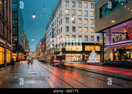 Helsinki, Finnland - 8. Dezember 2016: Neues Jahr Lichter Weihnachten Dekorationen und festliche Beleuchtung in aleksanterinkatu Straße. Winter Weihnachten Stockfoto