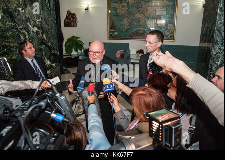 Kardinal Reinhard Marx, präsident der Kommission der Bischofskonferenzen der Europäischen Union (COMECE), spricht mit Journalisten am Ende der Pressekonferenz für das (Re) Denken Europas, einen christlichen Beitrag zur Zukunft des Projekts Europa, im Presse-Büro des Heiligen Stuhls im Vatikan. Wo: Vatikanstadt, Vatikan, Heiliger Stuhl Wann: 27. Oktober 2017 Kredit: IPA/WENN.com ***Nur zur Veröffentlichung in Großbritannien, USA, Deutschland, Österreich verfügbar Stockfoto