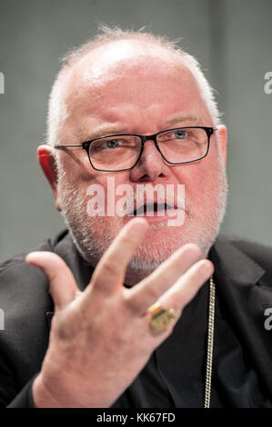 Kardinal Reinhard Marx, präsident der Kommission der Bischofskonferenzen der Europäischen Union (COMECE), nahm während der Pressekonferenz für das (Re-)Denken Europas, einen christlichen Beitrag zur Zukunft des Projekts Europa, in der Pressestelle des Heiligen Stuhls im Vatikan Teil. Mit: Reinhard Marx Where: Vatikanstadt, Vatikan, Heiliger Stuhl When: 27 Okt 2017 Kredit: IPA/WENN.com...................................... Stockfoto