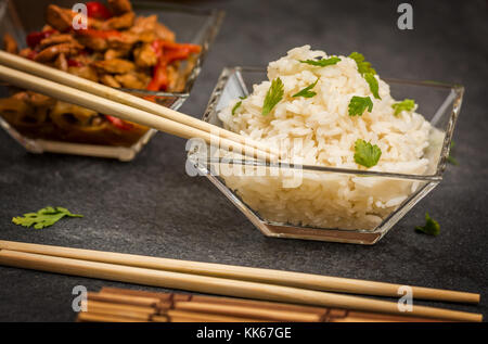 Asiatische Huhn mit Gemüse und Reis in der Glasplatte Stockfoto