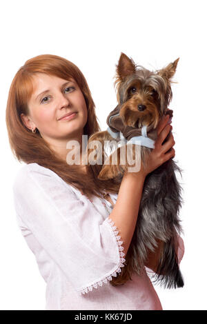 Rothaarige Frau mit Yorkshire Terrier isoliert auf weißem Stockfoto