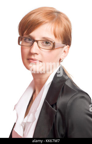 Schöne rothaarige Frau trägt schwarzen Bluse, isoliert auf weiss Stockfoto