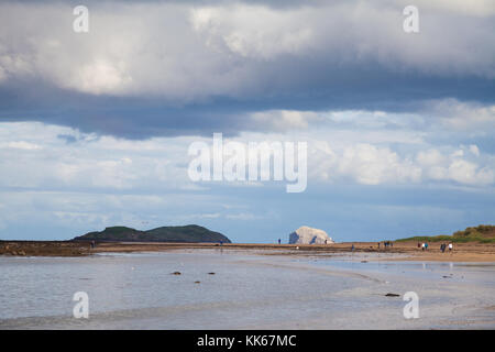 Das Lamm Insel und Bass Rock am Strand in North Berwick, Schottland. Stockfoto