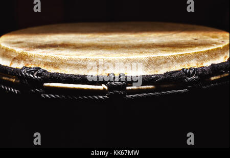 Alte djembe Details, Aussicht auf Haut und Seil Struktur. Stockfoto