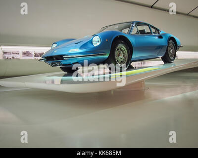 1967 Ferrari Dino 206 GT in der Enzo Ferrari Museum in Modena, Italien. Es war ein Teil der Ausstellung "Fahren mit den Sternen". Stockfoto