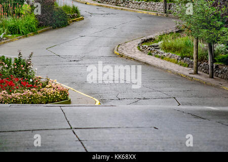 Leere geschwungene Straße von Garten Park in Bariloche Stadt umgeben, Argentinien Stockfoto