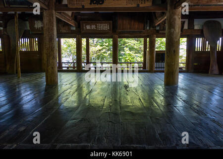 Miyajima, Japan - 26. Mai 2017: Innenraum der unlackierte Holz- toyokuni Schrein, der Halle der tausend Tatami Matten Stockfoto