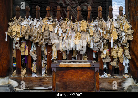 Nagano, Japan, 3. Juni 2017: waraji oder traditionelle Stroh Sandalen als Opfergaben auf dem Niomon Tor zu den wichtigen buddhistischen Zenkoji Tempel hung Stockfoto