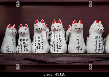 Nagano, Japan, 3. Juni 2017: Reihe kleiner votive Kitsune, Fox Tierfiguren, Tier Wächter vor einem inari Schrein