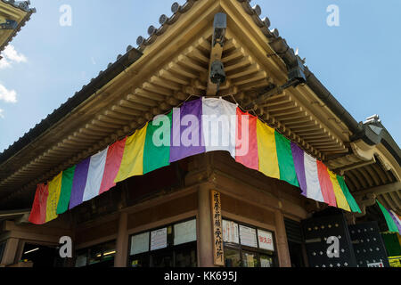 Nagano, Japan, Juni 5, 2017: Traditionelle bunte buddhistische Flagge auf einem Tempel shop Zenkoji Tempel Stockfoto