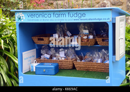 Ehrlichkeit Box & Anzeige der Fudge produzieren außerhalb Veronica Bauernhof auf bryher Insel in der Scilly-inseln, Cornwall, Großbritannien, UK. Stockfoto