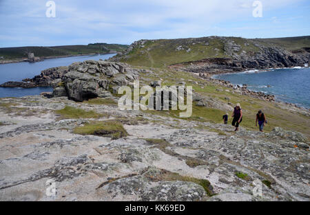 Drei Wanderer zu Fuß bis zu Shipman Kopf auf bryher Insel in der Scilly-inseln, Cornwall, Großbritannien, UK. Stockfoto