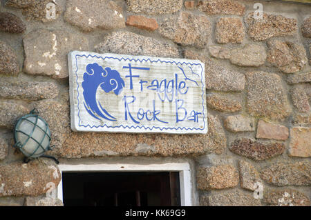 Weiß und Blau Holzschild außerhalb der Fraggle Rock Bar & Coffee Shop in Bryher Insel in der Scilly-inseln, Cornwall, Großbritannien, UK. Stockfoto