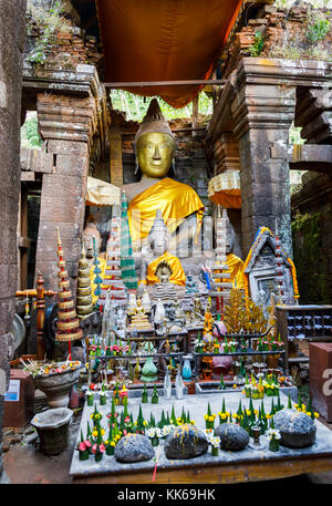 Buddha Schrein und die Statue im Tempel auf der oberen Terrasse des Pre-längst vergangene angkorianische Khmer Hindu Tempel von Wat Phou, Champasak, Laos, Südostasien Stockfoto