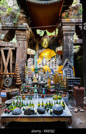 Buddha Schrein und die Statue im Tempel auf der oberen Terrasse des Pre-längst vergangene angkorianische Khmer Hindu Tempel von Wat Phou, Champasak, Laos, Südostasien Stockfoto