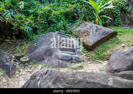 Geschnitzte Schritte möglicherweise für Menschenopfer in den Ruinen der pre-längst vergangene angkorianische Khmer Hindu Tempel von Wat Phou, Champasak, Laos, Südostasien Stockfoto