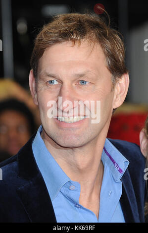 Tony Adams besucht die Weltpremiere der Klasse 92 im Odeon West End in London. 1. Dezember 2013 © Paul Treadway Stockfoto