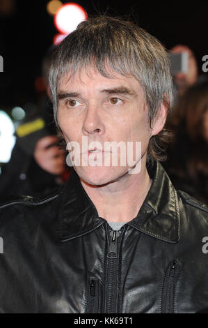 Englische Musiker Ian Brown besucht die Weltpremiere der Klasse 92 im Odeon West End in London. 1. Dezember 2013 © Paul Treadway Stockfoto