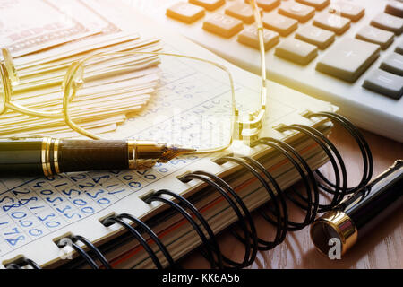 Finanzen Konzept. Buchen Sie mit Zahlen, Rechner und Geld in einem Büro. Stockfoto