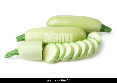 Licht der grünen türkischen Zucchini (Cucurbita pepo) auf weißem Hintergrund Stockfoto