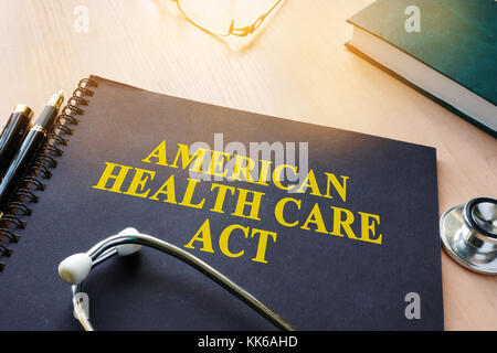 Buch mit dem Titel American Health Care Act und Stethoskop. Stockfoto