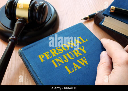 Verletzungen von Gesetz und Hammer auf einem Schreibtisch. Stockfoto