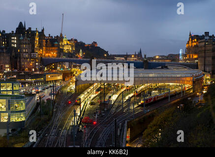 Blick von der Waverley Station im Stadtzentrum von Edinburgh. Stockfoto