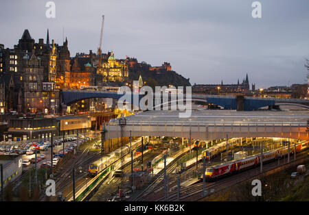 Blick von der Waverley Station im Stadtzentrum von Edinburgh. Stockfoto