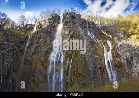 Plitvicer Seen mit einem großen Wasserfall unter dem blauen Himmel, Nationalpark in Kroatien. Stockfoto