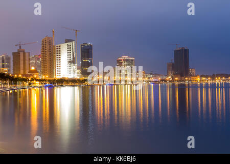 Luanda, Hauptstadt von Angola bei Nacht Stockfoto