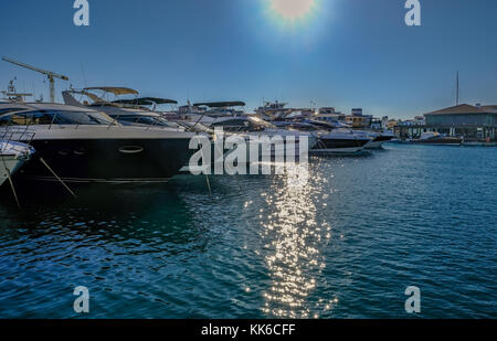 Reihe von luxuriösen Motorboote in Limassol Marina. Morgen auf einen strahlend blauen Himmel Tag erschossen. Stockfoto