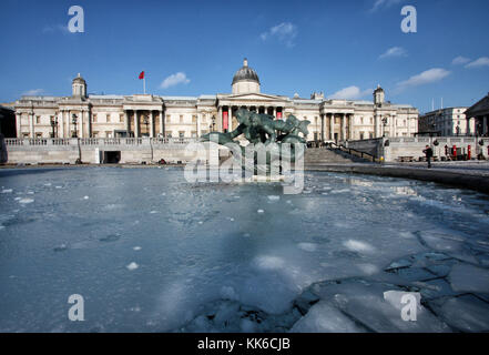 Gefrorene Brunnen am Trafalgar Square, London Stockfoto