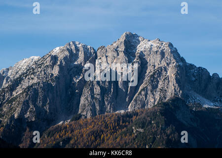 Die schroffen Gipfel des Mount jalovec in Slowenien an einem sonnigen Herbstmorgen Stockfoto