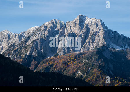 Am frühen Morgen Sonnenstrahlen auf den jalovec Berg in den Julischen Alpen Sloweniens Stockfoto